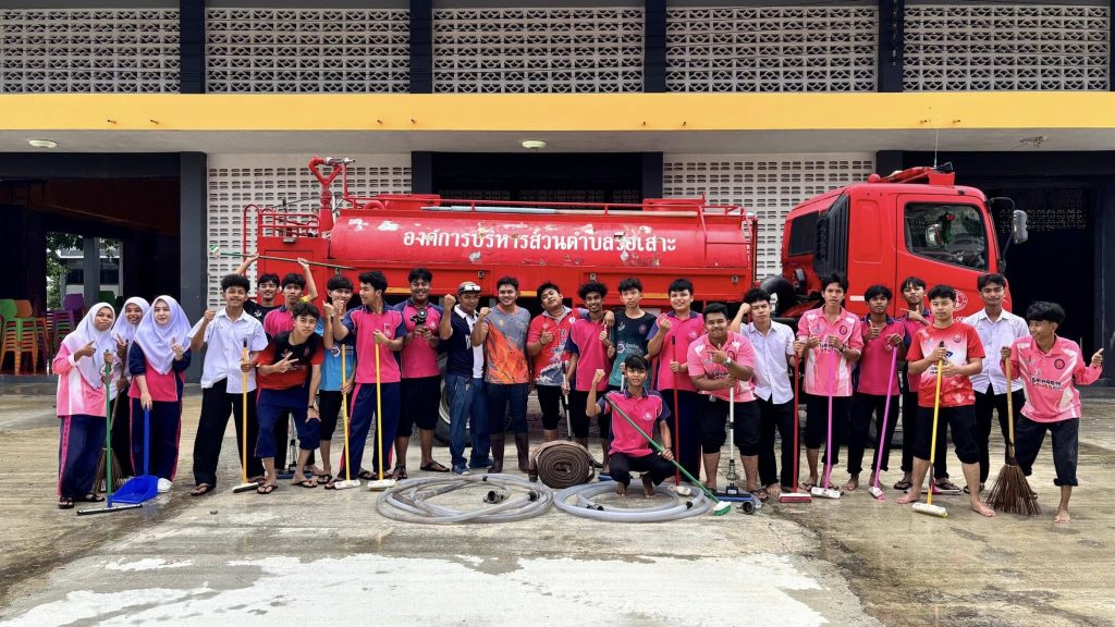 ทำความสะอาดบริเวณหอประชุมโรงเรียน